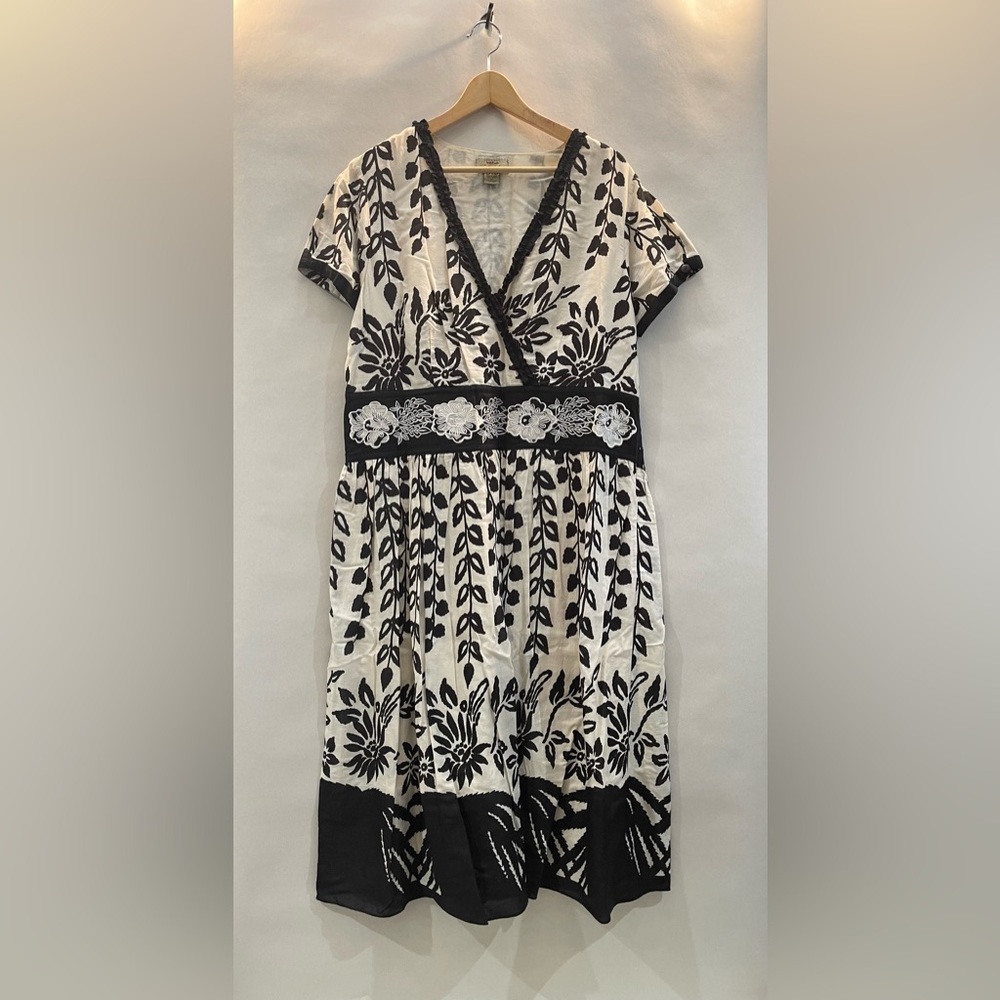 Vasna black and white fitted dress, side zip, size 1X, embroidered midsection